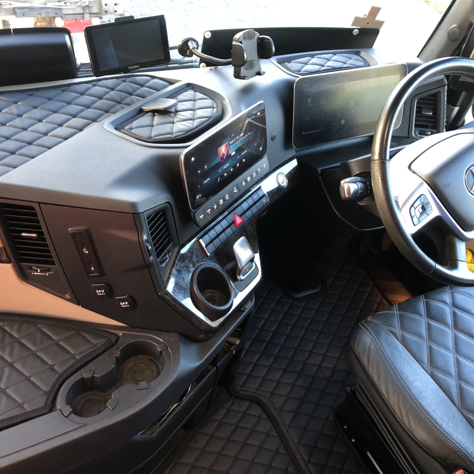 F-CORE Tafels op het dashboard vrachtwagen compatibel voor MERCEDES ACTROS MP 4 01.11-12.18 Midden GRIJS